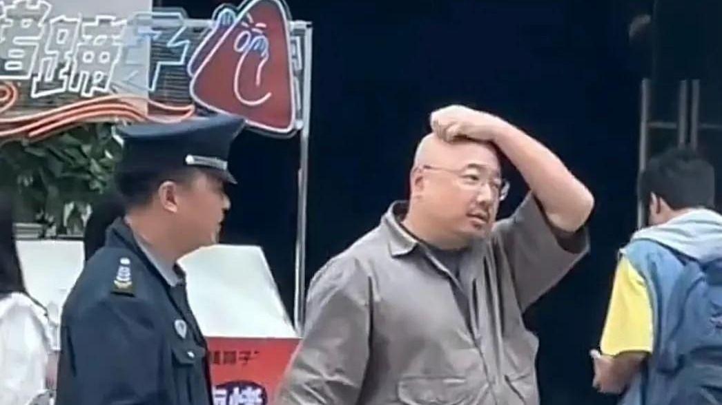 李佳琦 徐峥亮相新片片场，路透镜头下体重一览无余