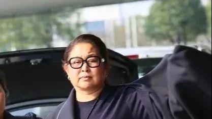 倪萍|朋友对倪萍说：刘晓庆托我给你转句话，以后收拾下再出来，太吓人