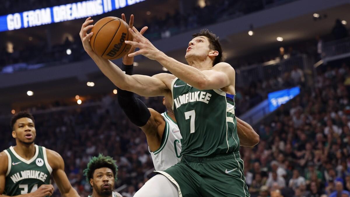 最后29秒，投进反超三分！年薪850万的顶级3D，雄鹿竟要交易他？