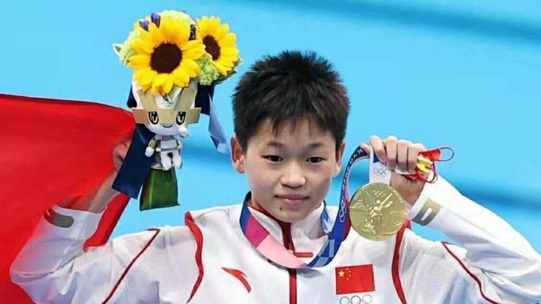 伏明霞|43岁伏明霞气质不俗！70岁老公疲态尽显，19岁女儿收获半山豪宅