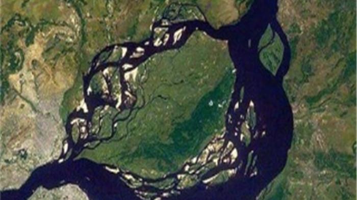 卫星在赤道附近，发现3万米长隧道，不像是人类建造的！