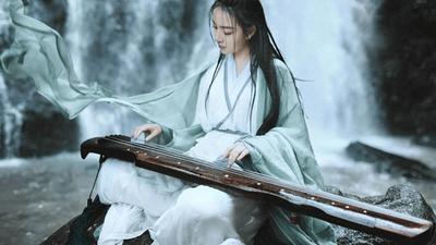 |温如春从小就酷爱弹琴，即使住在旅店里，也一时一刻离不开琴