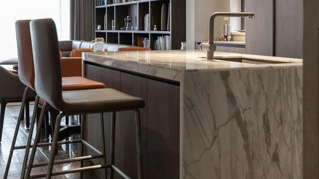 再买房，我一定学她家沙发不靠墙，往前挪0。5米，完工反而实用