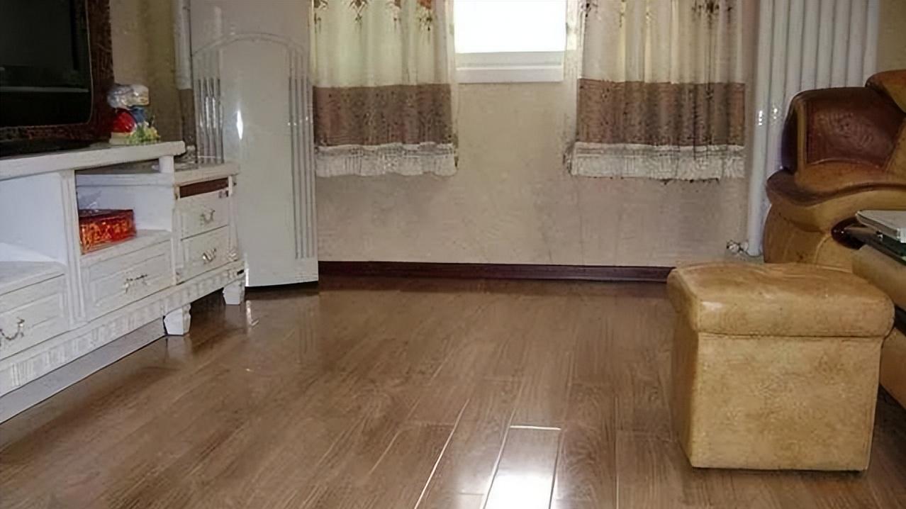 铺地板到底有必要打龙骨吗？踩上去咯吱咯吱响，真想砸了！