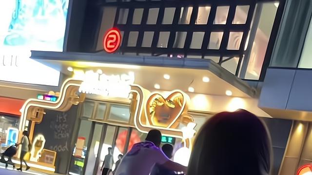 求职|一女子找不到工作，心情不愉快，独自坐在马路边喝啤酒