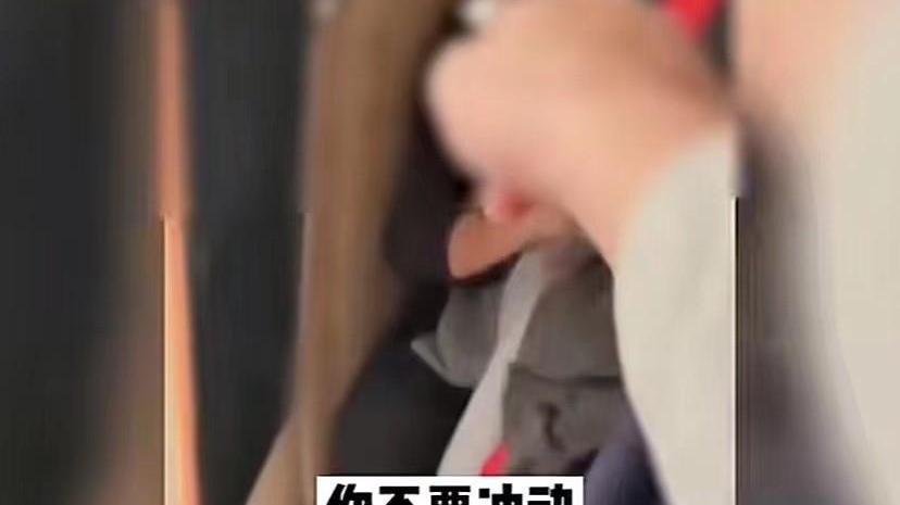 回顾丈夫回家后, 发现有男子在自家衣柜里, 妻子他是来修水龙头的