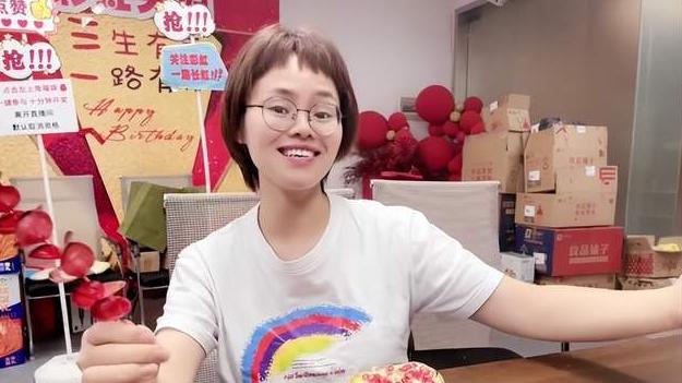 花絮|彩虹夫妇自曝收入，一场直播赚400万，高调放话引热议