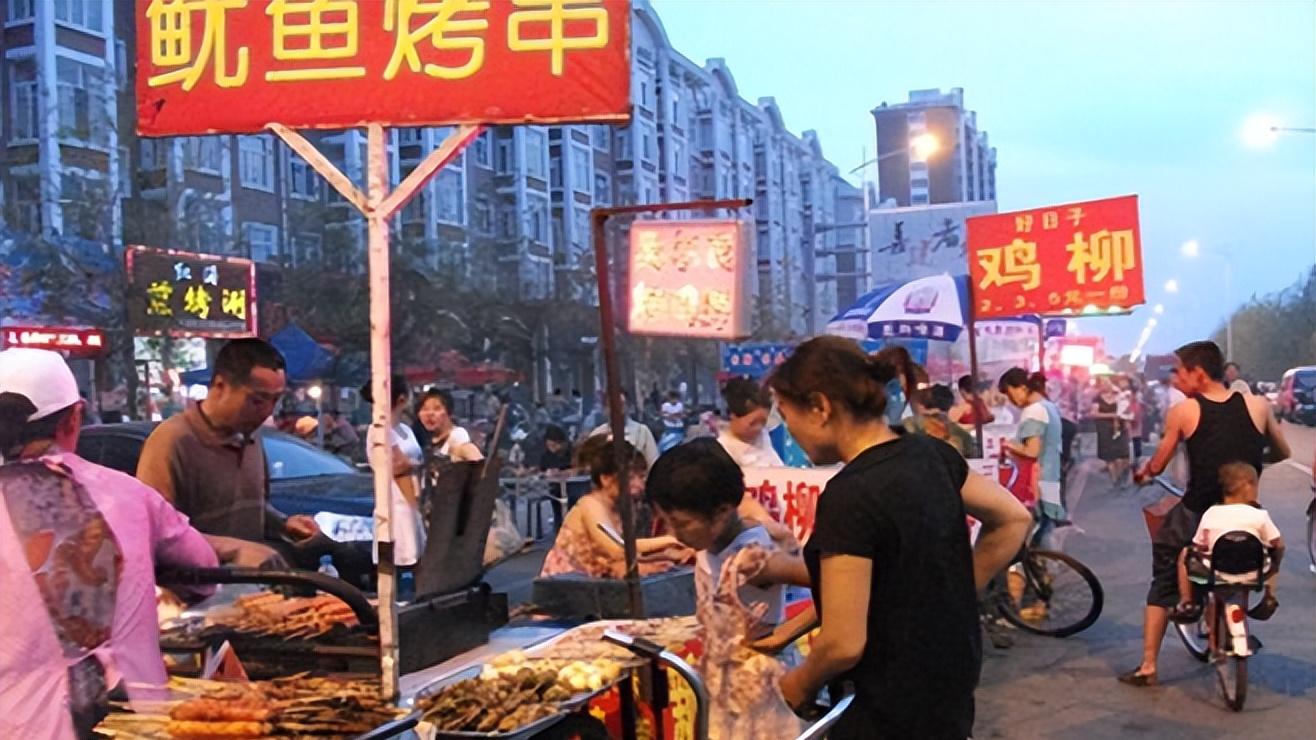 深夜成都烧烤摊，6个人喝了3瓶茅台，走后全都打碎，到底为何？