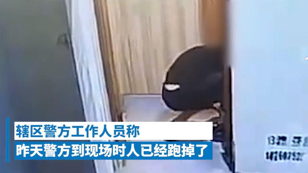 男子趴地上，偷窥女厕所，商家透露：他们是个团伙