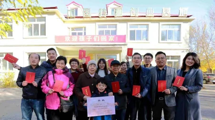 2000年，辽宁律师收养女死缓犯3个儿子，17年后送他们到生母身旁