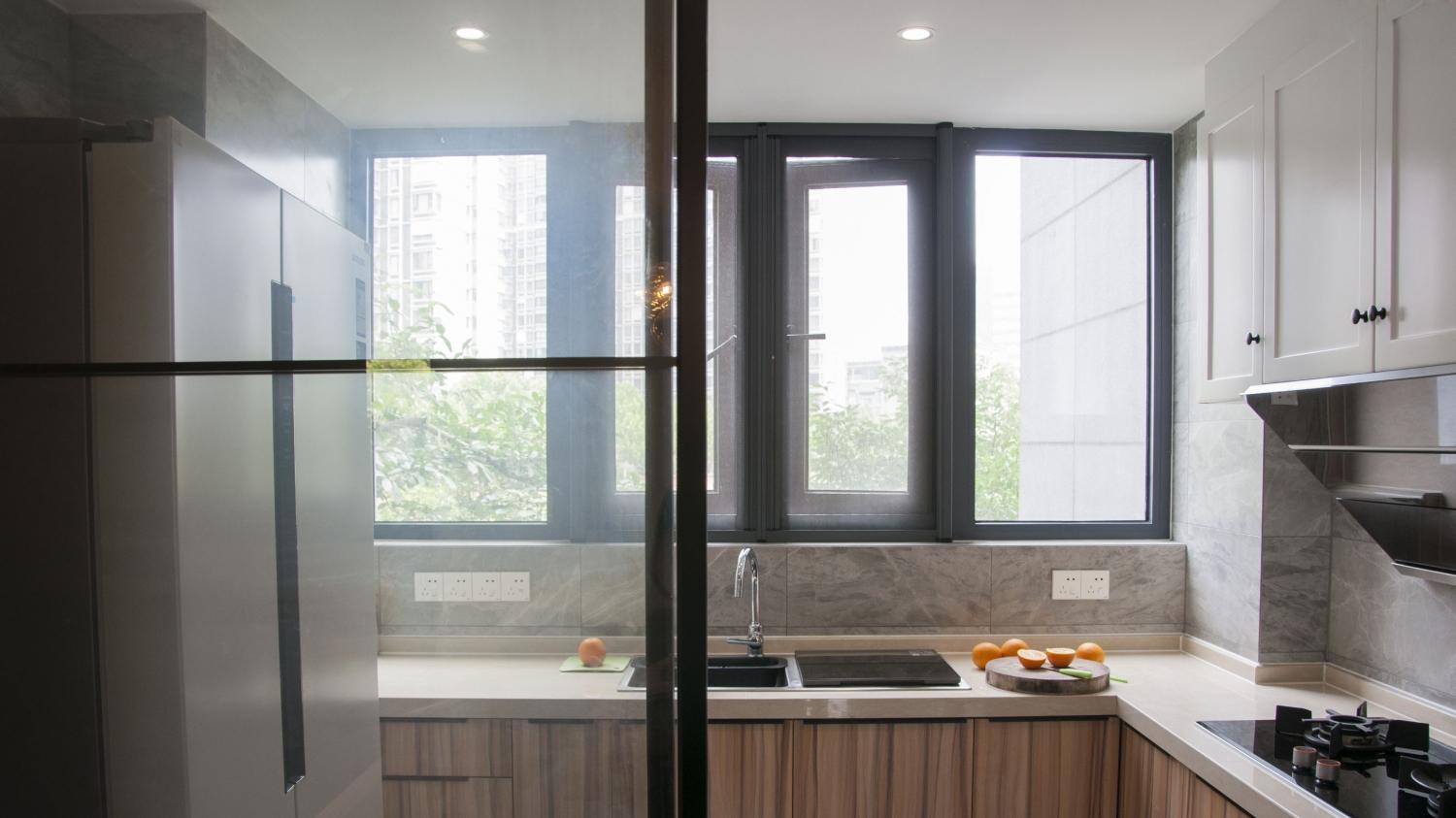 75平现代风二居室清新明快，羊驼型凳子给这个家增添一些亮点