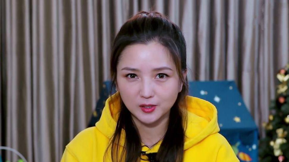 何洁|何洁被曝怀4胎？穿羽绒服难掩孕肚，易孕体质真那么灵吗？