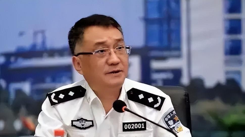 2016年，“耳光局长”陈瀚落马，勾搭多个女下属，喜欢喝茅台