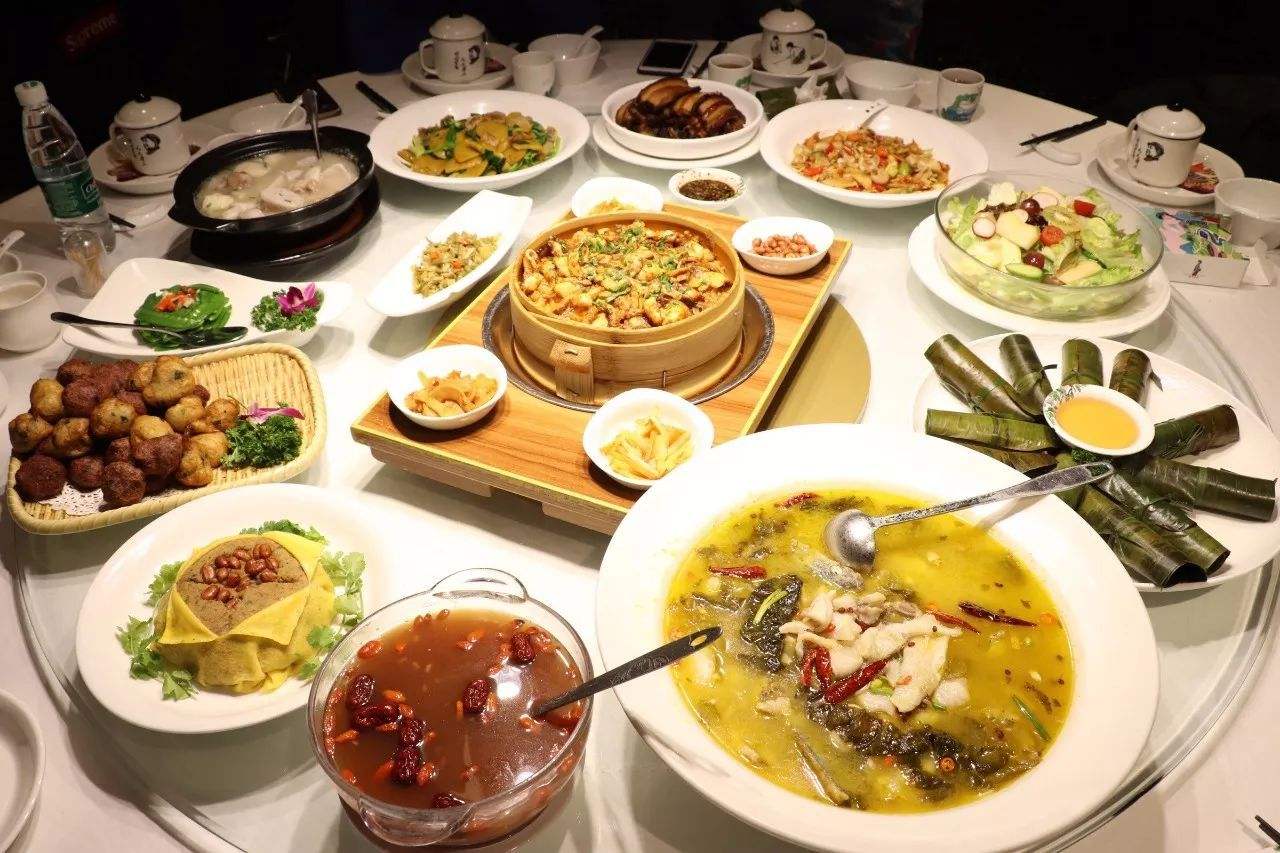 公司聚会带家属，听完同事女儿在酒桌上说的话，老板脸都绿了