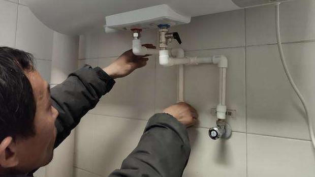 越来越多人家里不买电热水器了，聪明人都用它来替代，省电省空间