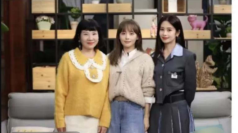 张嘉倪|张嘉倪官宣离婚后首现身，与人合影提不起精神，强颜欢笑闷闷不乐