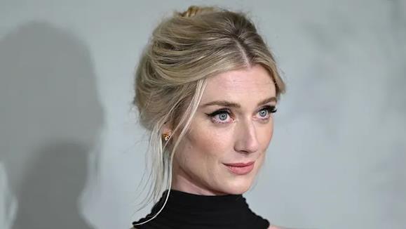 戴安娜|伊丽莎白德比基，《王冠》中的戴安娜，牵手大叔疑似正在恋爱？