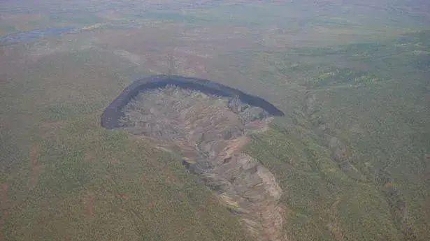 正吞噬沿途一切！西伯利亚“地狱之门”仍在扩大，人类却没法阻止