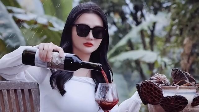 |网红唐小鱼扮演美人鱼，肚子上勒出3层赘肉，网友：丢人现眼