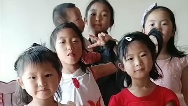 女子晒全家福，32岁已是9个孩子的母亲，网友调侃：没别的爱好吗
