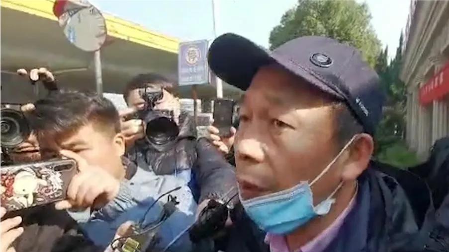为劳荣枝打名誉权的律师简历：法学博士出身，还做过5年刑警