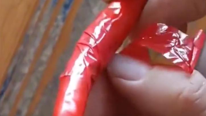 哭笑不得！广西一女子买辣椒以为很新鲜，拿回家一看发现缠了胶带
