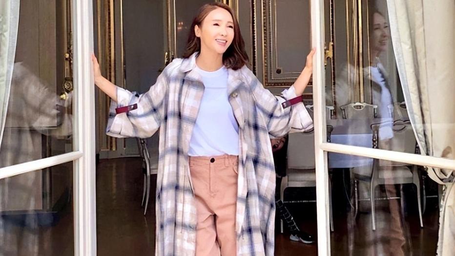 黎姿陪3个女儿做手工，打扮贵气咧嘴大笑，豪宅装修低调奢华