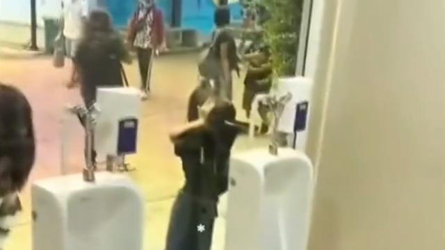 四川一公厕墙壁竟采用双层玻璃设计，网友：觉得这设计不尊重人！