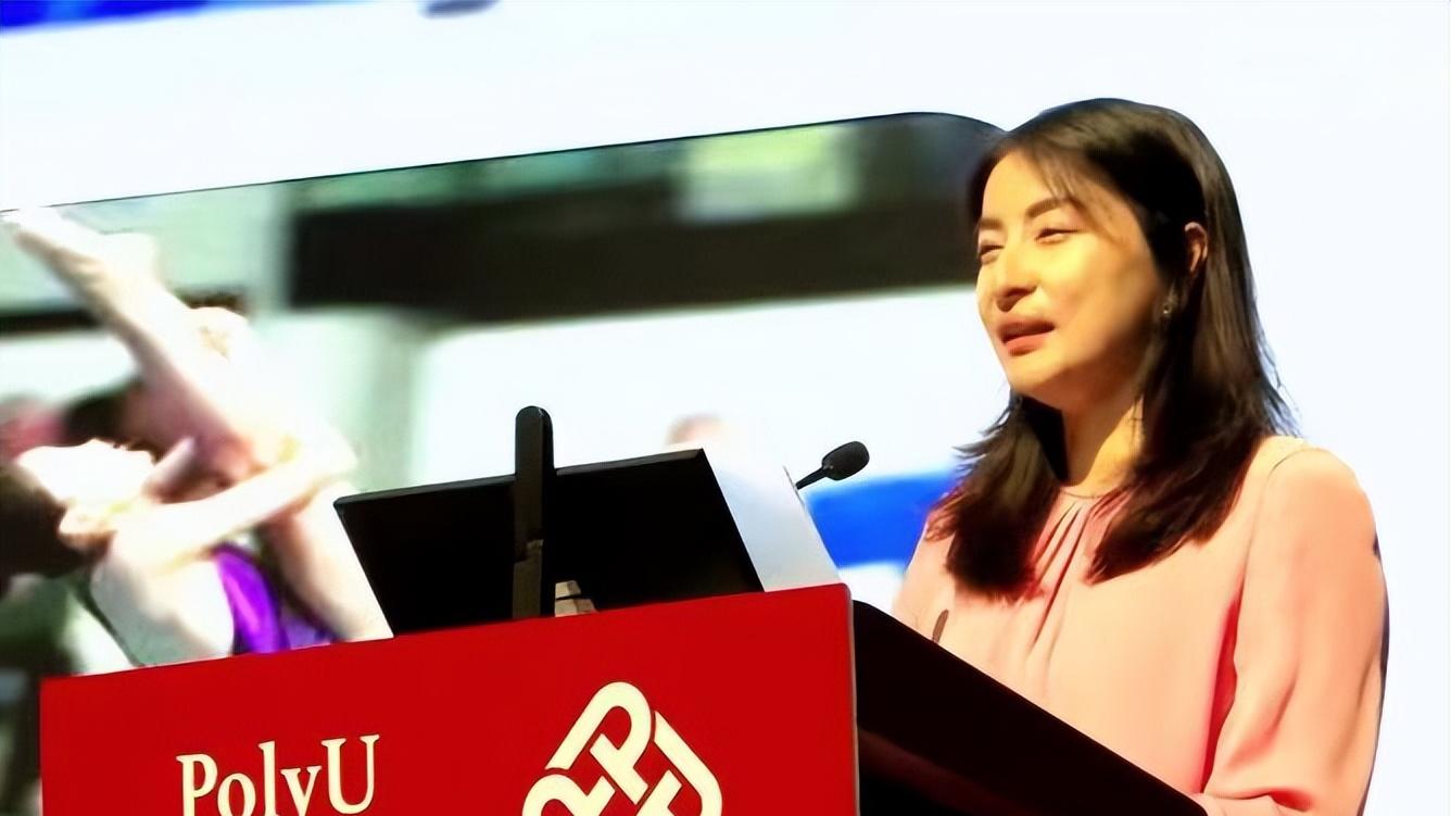 郭晶晶|郭晶晶现身大学演讲引围观！打扮精致似贵妇，谈心酸往事哽咽落泪
