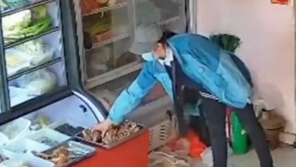山东潍坊，一名女子到餐厅推销啤酒时，偷拿冰箱羊肉装进挎包