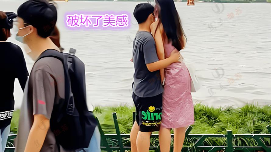 西湖边：矮小丑男搂着1米7的女友在秀恩爱，网友：我究竟差在哪里