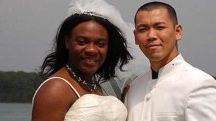中国人到非洲打工，为何愿意和黑姑娘结婚？中国丈夫：她们容易满足