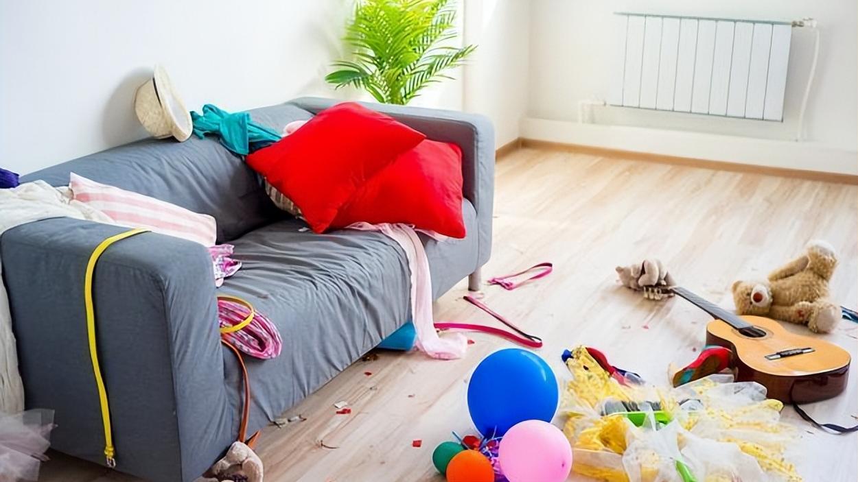 比起定制柜子，不如找个合适的地方做储藏室，整理更方便