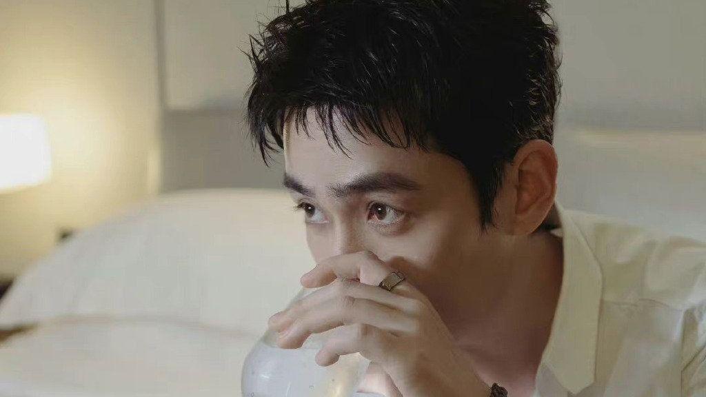 发型 朱一龙穿白衬衫真有魅力，长发宛如绅士贵公子，短发很像老干部