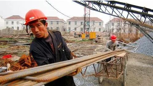 广东湛江，男子承包工地，请了9名农民工施工，完工结算完工程款后借口拖欠工人80684元工钱