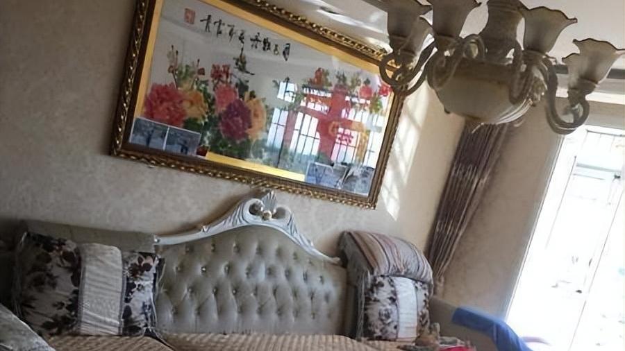 晒晒新房，一切都很完美！只可惜，客厅被小姑子送的十字绣给毁了！