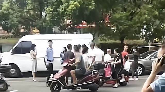 江西男孩当街被追杀，年仅13岁，其奶奶身受重伤，男孩妈妈是祸根