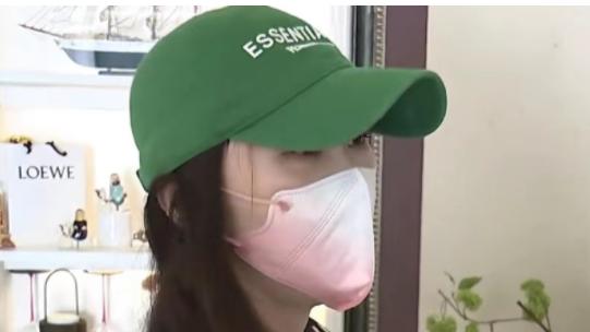 浙江杭州。张女士在网上买了一件小西服，收到货后发现尺寸不对，就向店铺申请退款