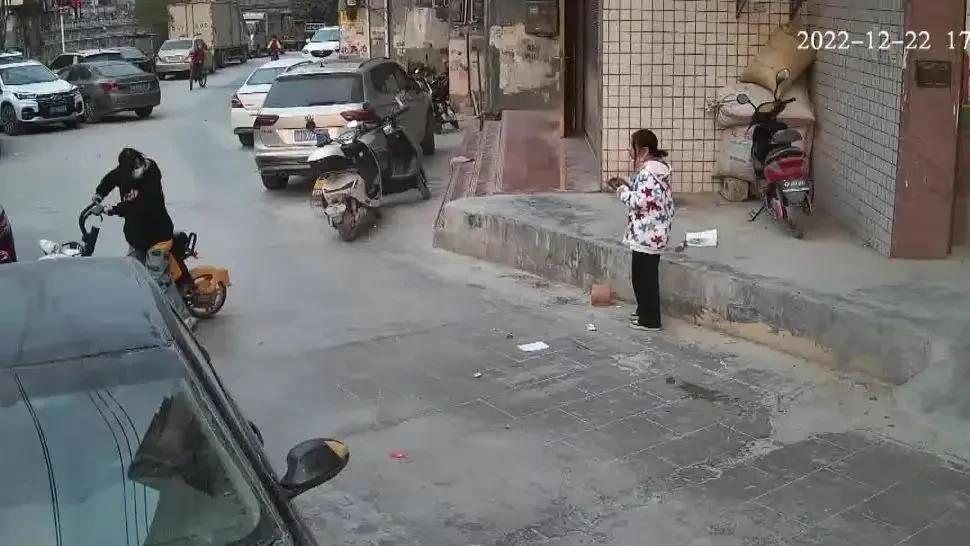广西河池，一女孩为了能够拥有苹果手机，竟于快递点频繁进行偷包裹操作，1天最多的时候能