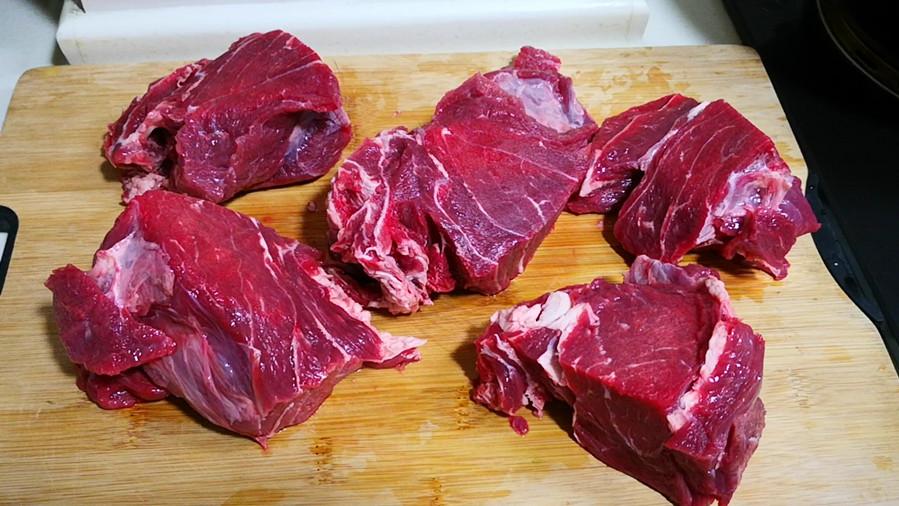 解冻肉时，直接加水泡就“废”了，教你1招，5分钟解冻好，真实用