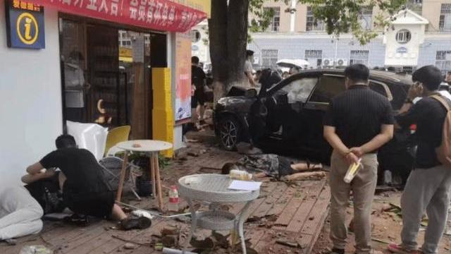湖南女教师校内开宝马连撞3车致2人受伤：已经开始大事化小了