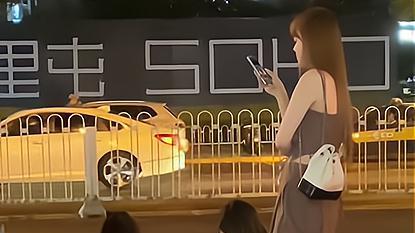 醉酒女子对着手机大骂负心汉，手里还夹着香烟，两个闺蜜无言以对