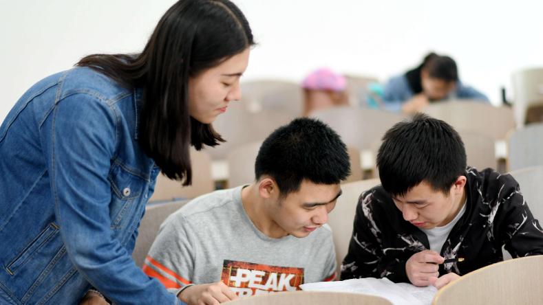 大学生|大学生放假后整天玩游戏遭家长训斥，看到鼠标垫后，网友不乐意了