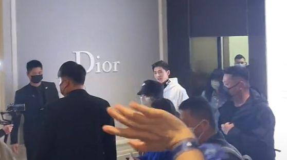 赵丽颖|上海：杨洋参加品牌活动，31岁仍少年感满满，“羡慕身旁女助理”