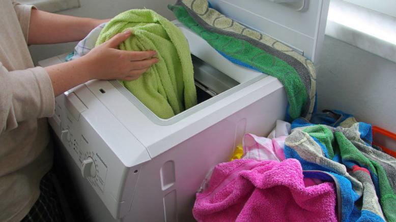 洗衣服直接倒洗衣液？错！教你几招，衣服洗完跟新买的一样