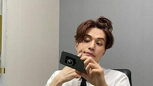 李栋旭|要选孔刘还是李栋旭？李栋旭跟粉丝聊天太有趣，就像跟女友报告行踪