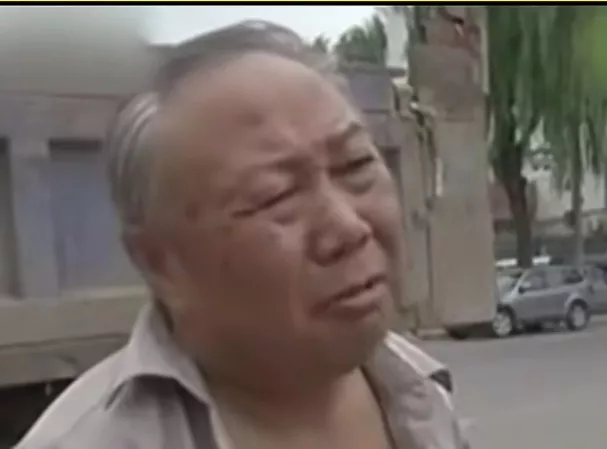 男子小廖把60岁的父亲接到城里安享晚年，没想，小廖前脚刚走