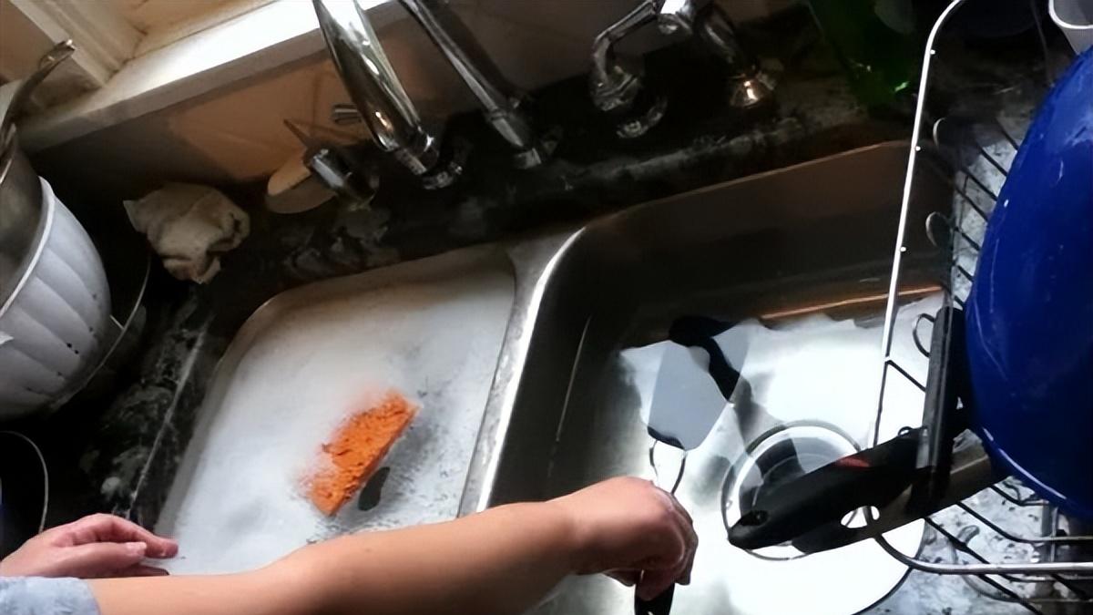 奶奶总说“洗碗别用洗洁精”，还说洗洁精有害，事实真的如此么？