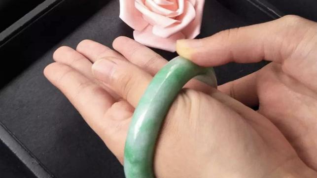 翡翠手镯|翡翠手镯得养你知道吗？别再损耗你的翡翠，恢复光泽如初