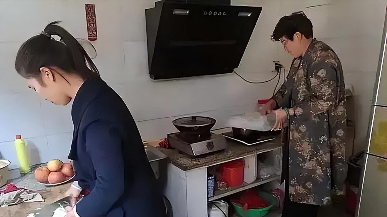 19年女子备孕十年没怀上孩子，腹痛去医院看病，医生说：你快生了
